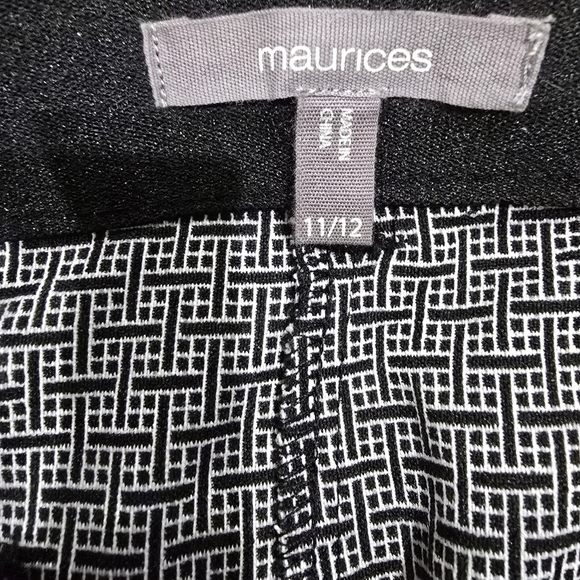 Maurices NWT Capr Dress Pants Womens 11/12 Black White Abstract Pockets Mid-Rise - Picture 2 of 5